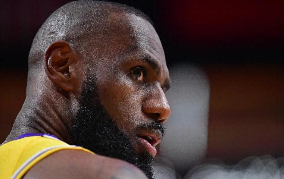 詹姆斯在比赛中受伤退赛，勇士主帅表示担忧(詹姆斯在比赛中受伤退赛,勇士主帅表示担忧了吗)-开云官方网站